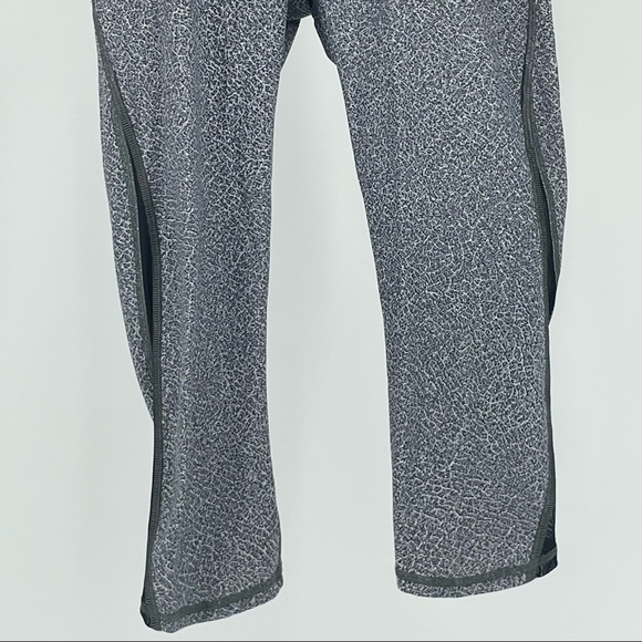 LULULEMON TRAIN TIMES CROP LEGGINGS 17” FRACTAL ALPINE WHITE BLACK 4 HIGH RISE - Picture 7 of 12